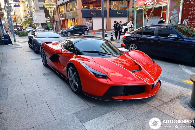 Chiếc siêu xe mui trần Ferrari LaFerrari Aperta biển tứ quý 6 có sọc màu trắng trước đầu xe, chi tiết này không có trên xe Ferrari LaFerrari Aperta còn lại. Ngoài ra, xe Ferrari LaFerrari Aperta biển đẹp sở hữu bộ mâm sơn màu bạc và ống xả kép thể thao sáng màu còn 2 chi tiết này trên xe Ferrari LaFerrari Aperta biển số 1728 là tối màu.