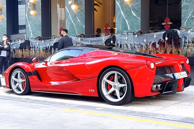 Như vậy, Ferrari LaFerrari Aperta sở hữu công suất tổng cộng là 963 mã lực và mô-men xoắn cực đại đạt 900 Nm. Hệ dẫn động hybrid mạnh mẽ này cho phép Ferrari LaFerrari Aperta tăng tốc từ vị trí xuất phát lên 100 km/h trong thời gian dưới 2,8 giây, từ 0 đến 200 km/h trong 7 giây trước khi đạt vận tốc tối đa 350 km/h.