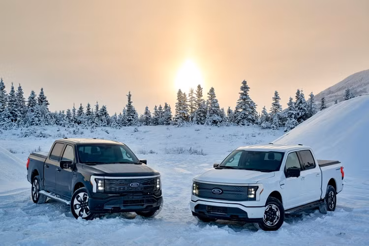 Đánh giá của EPA cho biết Ford F-150 Lightning 2022 mới bản cơ sở có phạm vi hoạt động tối đa là 370 km, xe cần 49 kWh để di chuyển 161 km, chỉ hơn 1 kWh so với mẫu bán tải điện Rivian R1T. Cũng theo EPA, về tổng thể, F-150 Lightning có hiệu suất pin ấn tượng hơn so với Rivian R1T.
