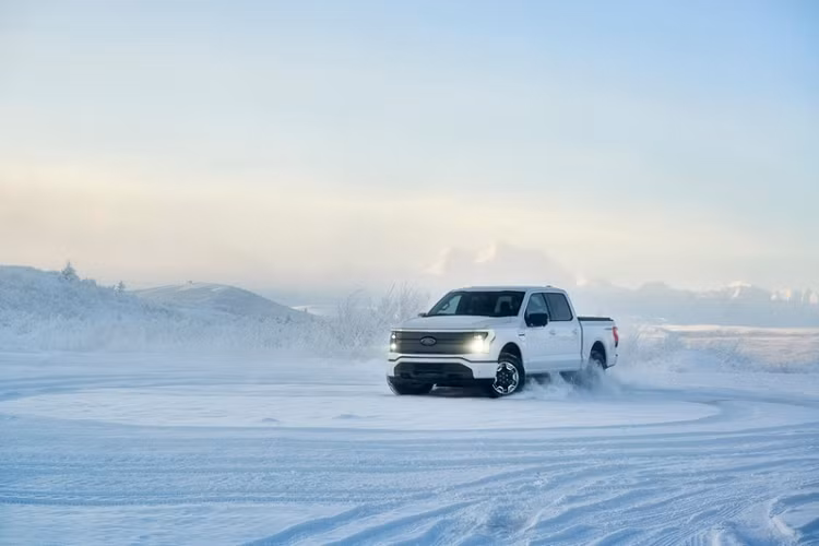 Ford F-150 Lightning đã và đang tạo nên một thành công vang dội khi nhận về hơn 200.000 đơn đặt trước. Tuy nhiên, chính điều này đã khiến Ford phải tạm ngừng nhận các đơn đặt hàng trước của F-150 Lightning do tình trạng quá tải và năng lực sản xuất không đáp ứng kịp.