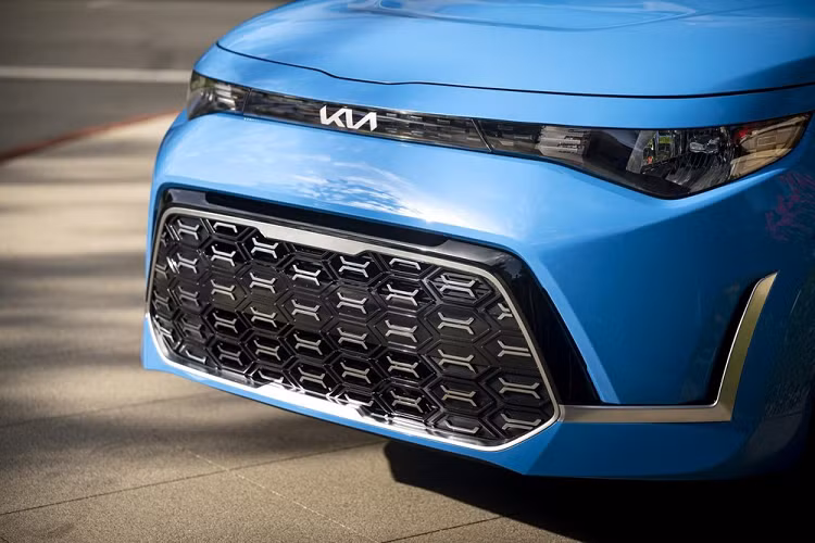 Trên đầu xe, Kia Soul 2023 giá rẻ không còn được trang bị hệ thống đèn pha 2 tầng như phiên bản cũ. Thay vào đó, cụm đèn pha của mẫu xe này được bao quanh bằng dải đèn LED định vị ban ngày và nằm sát nắp ca-pô. Đèn pha LED là trang bị tùy chọn của mẫu xe này. Nằm giữa đèn pha là nẹp màu đen, tích hợp logo của hãng Kia.