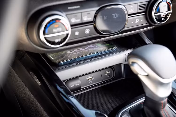 Bù lại, Kia Soul 2023 được trang bị gói công nghệ an toàn chủ động ADAS, bao gồm những tính năng như hỗ trợ tránh va chạm phía trước (có thể phát hiện người đi bộ), hỗ trợ giữ làn đường/bám làn đường, cảnh báo khi người lái mất tập trung, cảnh báo chệch làn đường, hỗ trợ đèn pha và cảnh báo còn hành khách trên ghế sau. Nếu chi thêm tiền, khách hàng Mỹ có thể trang bị gói LX Technology Package với hệ thống cảnh báo điểm mù, hỗ trợ tránh va chạm với phương tiện cắt ngang phía sau và vành 16 inch cho chiếc Kia Soul 2023 của mình. 