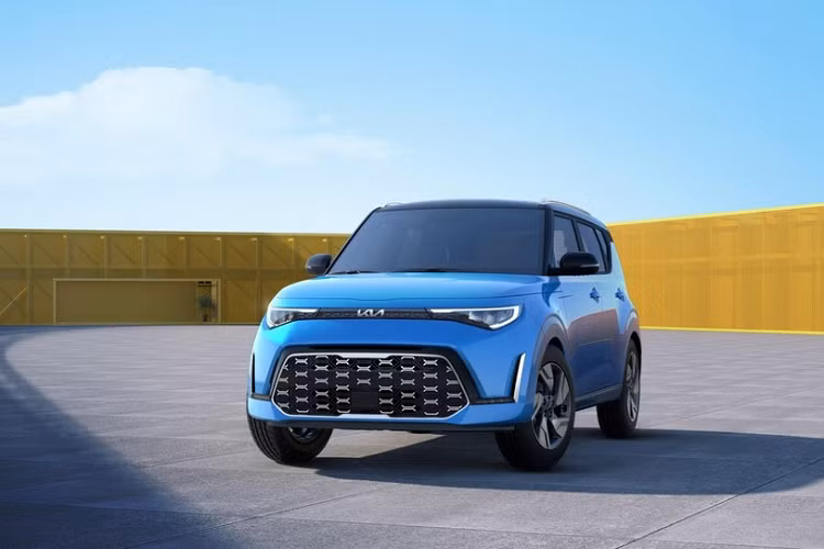 Trong dòng sản phẩm của Kia, Soul là mẫu xe để lại không ít ấn tượng nhờ thiết kế ngoại thất độc đáo. Phiên bản Kia Soul 2023 mới cũng không phải là ngoại lệ. Dự kiến có mặt trên thị trường Mỹ vào mùa hè năm nay, Kia Soul 2023 sở hữu thiết kế ngoại thất cải tiến và thêm 2 gói trang bị tùy chọn mới. Tuy nhiên, so với phiên bản cũ, mẫu xe Hàn Quốc này lại không còn động cơ tăng áp và bản X-Line với thiết kế thể thao.