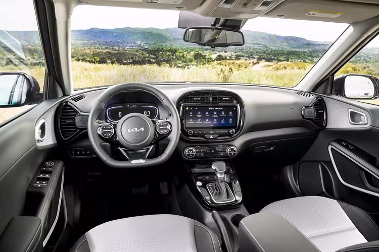 Những thay đổi còn lại của Kia Soul 2023 bao gồm bộ vành hợp kim có đường kính 17 inch hoặc 18 inch mới và cản sau cải tiến. Bên cạnh đó là 2 sơn ngoại thất mới, bao gồm trắng Clear White và xanh dương Surf Blue, đều phối nóc đen tương phản. Khác với ngoại thất, nội thất của Kia Soul 2023 không thay đổi nhiều. Bước vào bên trong xe, người lái chỉ bắt gặp 1 chi tiết mới là màn hình thông tin giải trí dạng cảm ứng 10,25 inch.