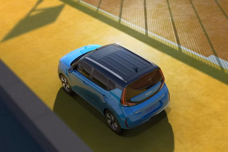 Nằm bên dưới nắp ca-pô của Kia Soul 2023 là động cơ xăng 4 xi-lanh, hút khí tự nhiên, dung tích 2.0L, sản sinh công suất tối đa 147 mã lực và mô-men xoắn cực đại 178 Nm. Động cơ kết hợp với hộp số biến thiên vô cấp CVT và hệ dẫn động cầu trước. Tại thị trường Mỹ, Kia Soul 2023 có tổng cộng 5 bản trang bị, bao gồm LX, S, EX, GT-Line và GT-Line Tech. Hiện giá xe Kia Soul 2023 vẫn chưa được công bố.