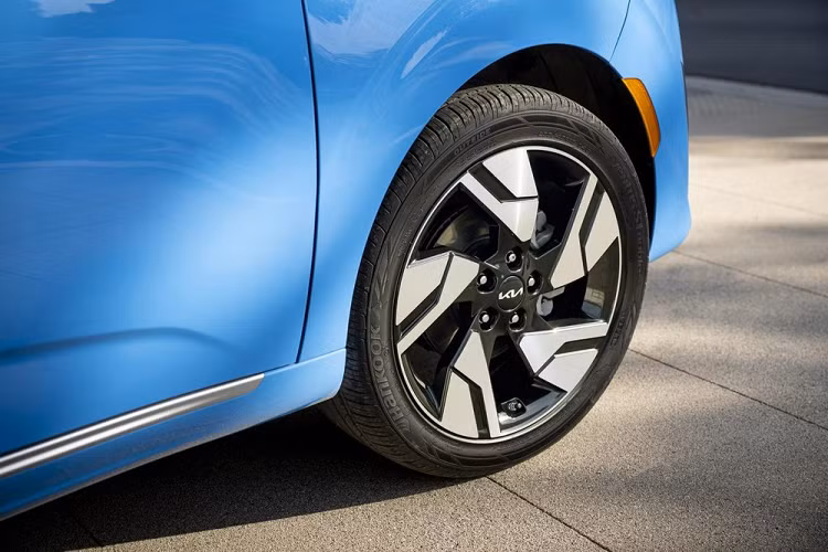 Chưa hết, Kia Soul 2023 còn có lưới tản nhiệt "mũi hổ" hình lục giác cỡ lớn với viền mạ crôm nằm trên cản trước. Ở bản GT-Line, lưới tản nhiệt đi kèm mắt lưới hình tổ ong, được trang trí bằng những chi tiết hình chữ "X" mạ crôm. Thêm vào đó là khe gió nằm dọc ở hai bên góc đầu xe, có viền mạ crôm hình chữ "L" kéo dài vào lưới tản nhiệt.