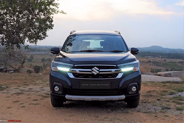 Như thông tin đã đưa, Suzuki XL6 2022 mới chỉ thay đổi nhẹ trong thiết kế ngoại thất. Điều này được thể hiện qua thiết kế nẹp mạ crôm mới ở giữa lưới tản nhiệt của xe. Trong khi đó, mắt lưới tản nhiệt được đổi sang loại mắt cáo mới. Ngoài ra, lưới tản nhiệt của Suzuki XL6 2022 còn có viền mạ crôm ở trên đỉnh và bên dưới, tăng vẻ cao cấp cho đầu xe.