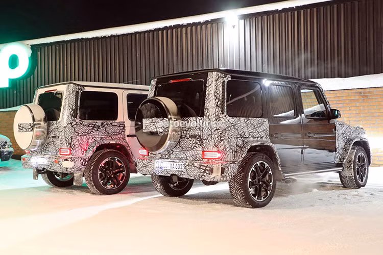 Bên cạnh đó, Mercedes-EQG – phiên bản thuần điện của G-Class hiện đang được phát triển và sẽ ra mắt vào năm 2024, trang bị hệ dẫn động AWD với 4 động cơ điện trên mỗi bánh, cung cấp khả năng vượt địa hình vượt trội.