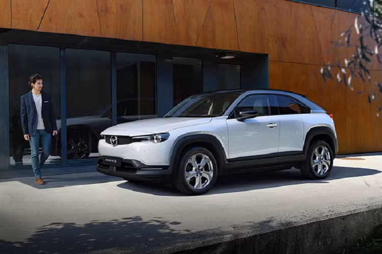 Mazda đã đi sau hầu hết các nhà sản xuất ôtô khác trong lĩnh vực điện khí hóa. Thậm chí hãng này còn chậm hơn cả những hãng vốn nổi tiếng bảo thủ như Toyota và Nissan. Dù vậy, nếu thật sự quyết tâm phát triển xe ôtô điện Mazda vẫn có cơ may bắt kịp các hãng xe khác trên thị trường.