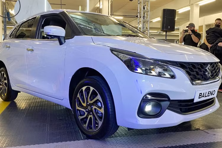 Trước thềm triển lãm Ô tô quốc tế Gaikindo Indonesia (GIIAS) 2022, thông tin về dàn sản phẩm mà các hãng sẽ trưng bày tại sự kiện này liên tục xuất hiện. Suzuki cũng không phải là ngoại lệ. Theo tin đồn, ngoài mẫu SUV cỡ nhỏ S-Presso, hãng Suzuki còn giới thiệu một xe nữa trong triển lãm GIIAS diễn ra vào tháng 8 năm nay. Mẫu xe này được cho là Suzuki Baleno thế hệ mới. Hai mẫu xe giá rẻ này nhiều khả năng sẽ là "ngôi sao" của gian hàng Suzuki tại triển lãm GIIAS 2022.