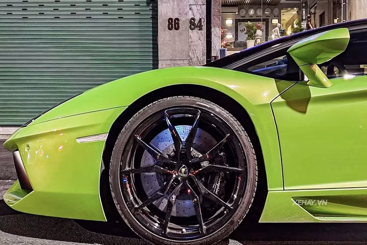 Điểm khác biệt lớn nhất giữa bản siêu xe Lamborghini Aventador Roaster và bản Coupe, chính là việc bản Roadster sở hữu mui xe bằng carbon, nặng khoảng 5,9 kg và có thể được tháo lắp bằng tay, cất gọn ở phần cốp phía trước.