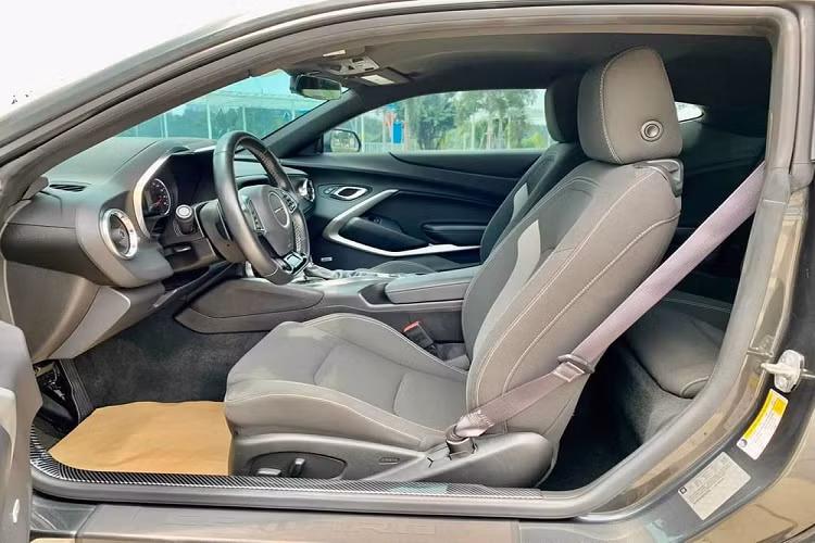 Ngoài gói body kit ZL1, chiếc xe thể thao Chevrolet Camaro này còn được nâng cấp bộ mâm mới và cuối cùng là chi tiết ống xả độ chất liệu Titanium giúp xe có âm thanh chất lượng hơn so với xe nguyên bản.