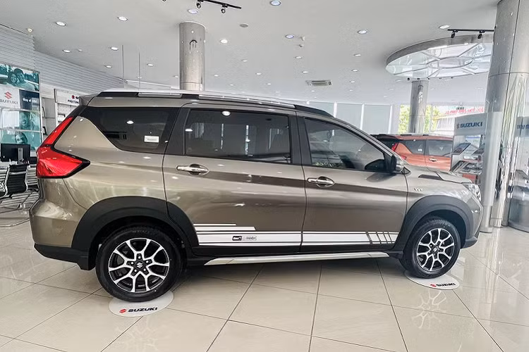 Suzuki XL7 được đánh giá là chiếc xe 7 chỗ cứng cáp khỏe khoắn như dòng SUV/Crossover nhất so với các đối thủ. Giá xe Suzuki XL7 2022 đạt tiêu chuẩn khí thải Euro 5 là 599,9 triệu đồng (Bao gồm VAT). Xe đã sẵn sàng tại hệ thống Đại lý ôtô Suzuki ủy quyền trên toàn quốc.