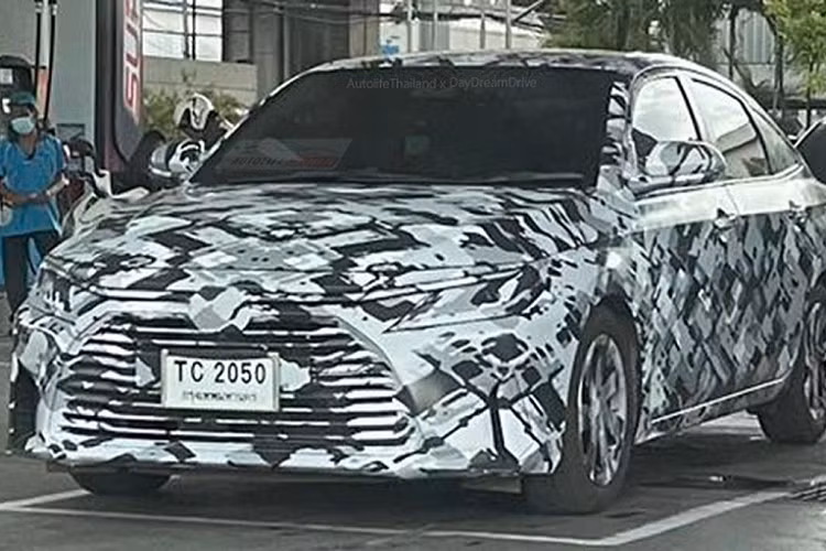 Nhìn ngang hông xe, Toyota Vios hoàn toàn mới có gương ngoại thất được thiết kế mới. Phần bục cửa trên bản phác thảo có thiết kế cao hơn so với phiên bản thử nghiệm được bắt gặp ở Thái Lan gần đây. Trong khi đó ở phía sau, chiếc sedan thế hệ mới có cụm đèn hậu pha trộn giữa Corolla và Virtus, được nối liền với nhau bằng một dải phản quang. Cản sau thêm hai hốc gió được thiết kế đặt dọc. Mâm xe được trang bị tương tự như xe chạy thử nghiệm ở Thái Lan.