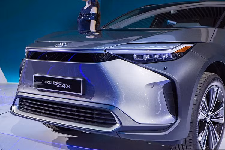 Theo công bố của nhà sản xuất, Toyota bZ4X có chiều dài 4.690 mm, chiều rộng 1.860 mm, chiều cao 1.650 mm và chiều dài cơ sở 2.850 mm. Tổng thể thiết kế của Toyota bZ4X khá tối giản nhưng không hề mất đi vẻ hiện đại và tương lai