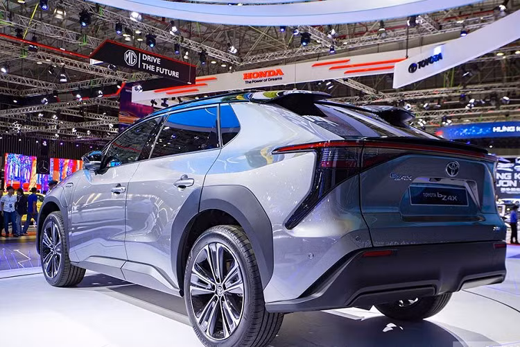 Toyota tuyên bố rằng những mẫu xe điện mới của hãng sẽ có pin bền hơn đáng kể và mục tiêu mà hãng xe Nhật đặt ra cho chiếc bZ4X là chỉ hao hụt 10% sau hơn 10 năm sử dụng hoặc 240.000 km lái xe – tùy theo điều kiện nào đến trước.