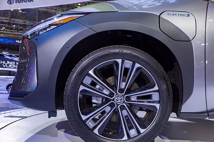 Cụ thể, Toyota bZ4X có bảng đồng hồ kỹ thuật số kích thước bảng đồng hồ kỹ thuật số nhỏ nằm khá cao, màn hình thông tin giải trí cỡ lớn tích hợp hệ thống Audio Multimedia, hỗ trợ Android Auto/Apple CarPlay không dây và hệ thống định vị dựa trên đám mây.