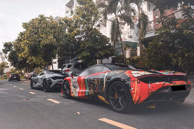 Được biết, để có thể “vẽ” lại bức tranh này trên chiếc McLaren 720S Spider tại Việt Nam này, những người thợ phải mất khoảng 2 tháng để nghiên cứu và tìm kiếm một nền tảng bố cục phù hợp. Sau đó, họ mất 5 ngày để hiện thực hoá “tác phẩm”. Kết quả, chiếc McLaren 720S Spider được hoàn thiện với lớp sơn nhám vô cùng sống động. Nguyên bản, xe có màu cam McLaren Orange.