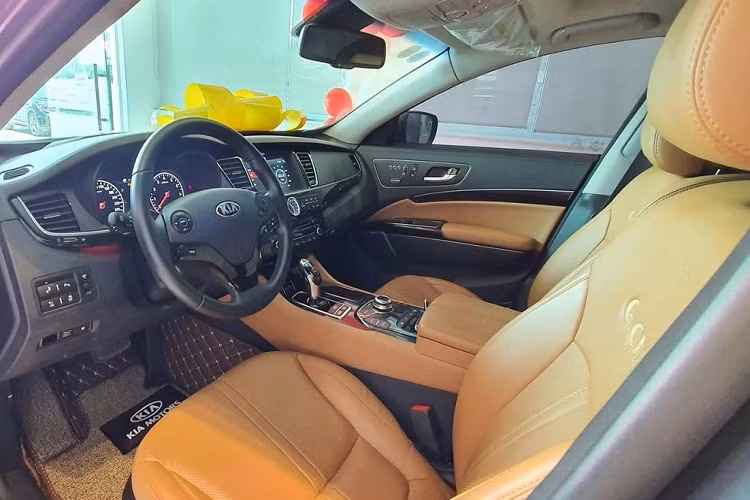Tuy nhiên, Kia công bố Quoris “chỉ” cạnh tranh trực tiếp với BMW 5 Series và Mercedes-Benz E-Class. Nếu vậy, Kia Quoris to lớn và rộng rãi hơn hẳn 5 Series và E-Class, trong khi giá bán chỉ ngang tầm với hai dòng xe này.