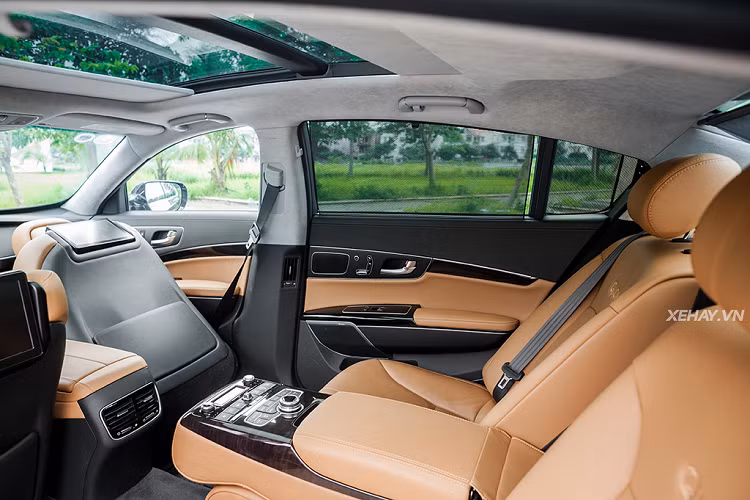 Ở bên trong cabin, Kia Quoris rộng hơn rất nhiều so với E-Class hay 5 Series, nhất là khoảng không gian dành cho hàng ghế sau, nhưng nhiều chi tiết vẫn chưa được chăm chút đúng mực. Xe được trang bị vô lăng 3 chấu được bọc da và ốp nhựa đen có thiết kế hao hao vô lăng của những chiếc Mercedes-Benz đời W221.