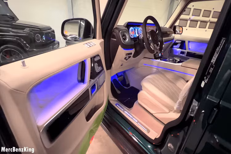 Khi nhìn chiếc xe này từ phía trước, bạn có thể nghĩ đây chỉ là một chiếc G-Class thông thường với một vài trang bị độ, ví như tấm cản va mới tích hợp bộ tời Warn, cũng như giá đỡ trên nóc với các đèn LED chiếu sáng bổ sung.