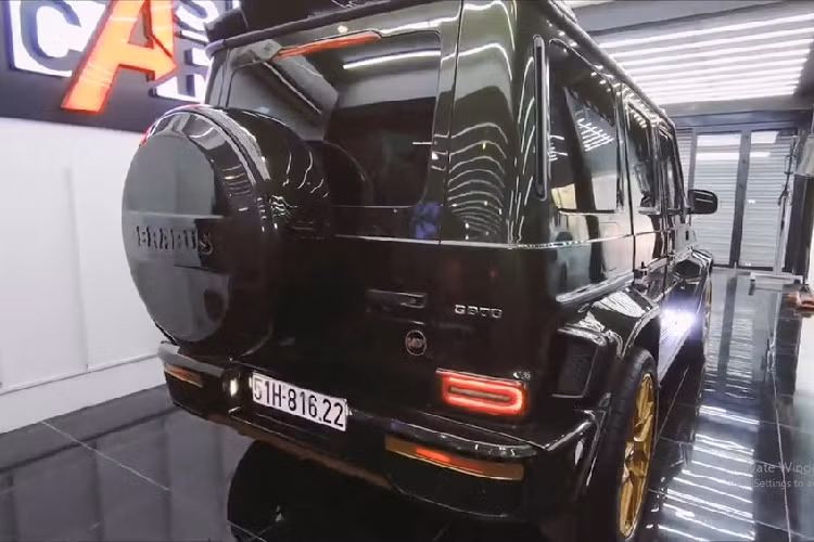 SUV hạng sang Mercedes-AMG G63 sử dụng động cơ xăng V8, tăng áp kép, dung tích 4.0 lít, sản sinh công suất tối đa 577 mã lực và mô-men xoắn cực đại 850 Nm tại dải tua máy 2.500 - 3.500 vòng/phút. Sức mạnh của động cơ được truyền tới bánh thông qua hộp số tự động 9 cấp mới nhất của hãng Mercedes-Benz, nhờ đó, "ông vua địa hình" Mercedes-AMG G63 chỉ cần thời gian 4,5 giây để tăng tốc lên 100 km/h từ vị trí đứng yên trước khi đạt vận tốc tối đa 220 km/h.