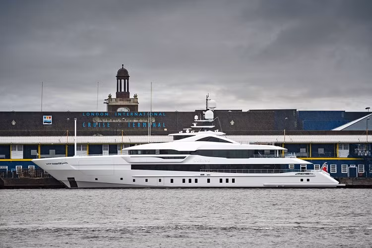 Siêu du thuyền Lusine trị 70 triệu USD này là sản phẩm của hãng du thuyền từ Hà Lan - Heesen Yachts. Tuy nhiên, các chi tiết bên ngoài của Lusine do Omega Architects thực hiện còn nội thất được thiết kể bởi hãng Sinot.