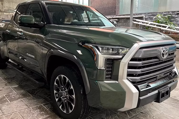 Đến chiều ngày 1/8/2022 vừa qua, hình ảnh mới nhất về chiếc xe Toyota Tundra thế hệ mới này lại được chia sẻ và cho thấy, xe đã được đơn vị nhập khẩu làm xong các thủ tục thông qua, mang về trưng bày ở 1 showroom xe sang tại Hà Nội.