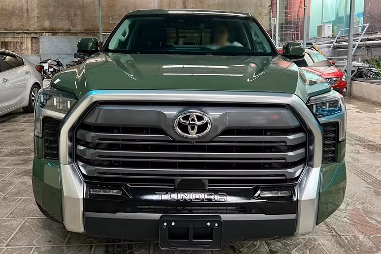 Vào tháng 5 vừa qua, hình ảnh về chiếc xe bán tải "khủng long" Toyota Tundra Limited 2022 mới xuất hiện tại một kho cảng ở Thành phố Hồ Chí Minh đã nhận được sự quan tâm rất lớn của giới mê xe trong nước cũng như các đại gia Việt thích chơi xe bán tải hạng nặng.