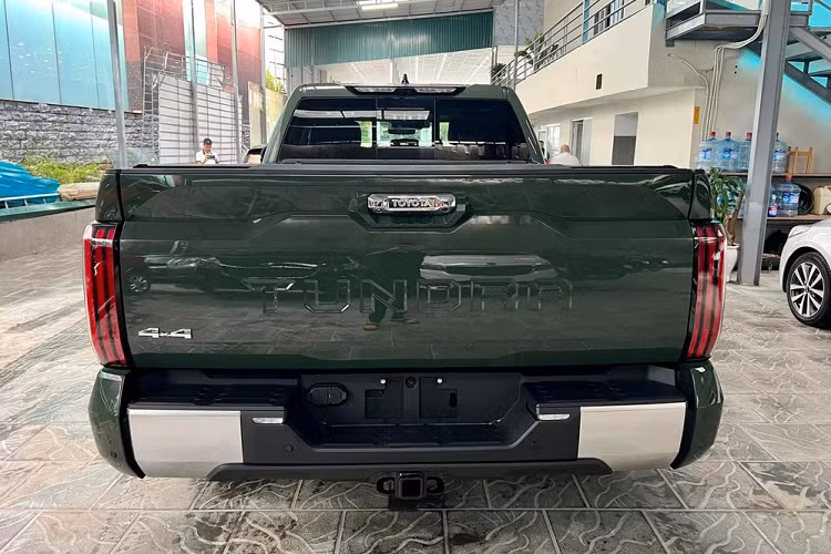 Về sức mạnh, chiếc xe bán tải hạng nặng Toyota Tundra Limited thế hệ mới vừa có mặt tại 1 công ty nhập khẩu xe sang ở Hà Nội sử dụng động cơ xăng i-FORCE V6, tăng áp kép, dung tích 3.5 lít, sản sinh công suất tối đa 389 mã lực và mô-men xoắn cực đại 649 Nm. Động cơ kết hợp với hộp số tự động 10 cấp và hệ dẫn động 4 bánh.