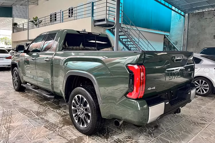 Chiếc xe bán tải khủng long Toyota Tundra 2022 đầu tiên về Việt Nam thuộc phiên bản Limited và đang được chào bán với mức giá từ 4,5 tỷ đồng đến 4,9 tỷ đồng. Ngoại thất xe được sơn màu xanh quân đội, khá phù hợp cho ai thích bộ áo hầm hố và cá tính này.