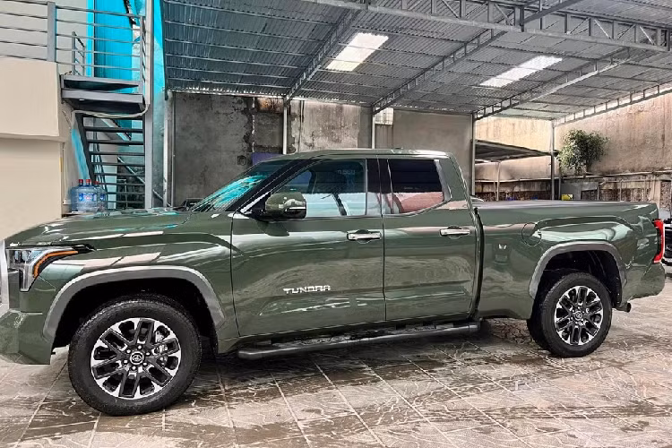 Trước khi chiếc xe Toyota Tundra thế hệ mới về nước, các đại gia Việt cũng rất ưa chuộng bản cũ với hơn 10 xe xuất hiện, trong số đó, có nhiều chiếc thuộc bản 1794 Edition cao cấp. Hiện tại, đối thủ của Toyota Tundra thế hệ mới tại Việt Nam là Ford F-150 hay Ram 1500 đang được bán chính hãng.