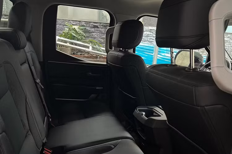 Bên trong khoang lái xe Toyota Tundra 2022 đầu tiên về Việt Nam có bảng đồng hồ tích hợp màn hình màu đa thông tin 4,2 inch, vô lăng 3 chấu bọc da, tích hợp phím chức năng, hệ thống thông tin giải trí Toyota Audio Multimedia đi kèm màn hình cảm ứng 14 inch, điều hòa tự động 2 vùng độc lập và hệ thống lọc không khí.