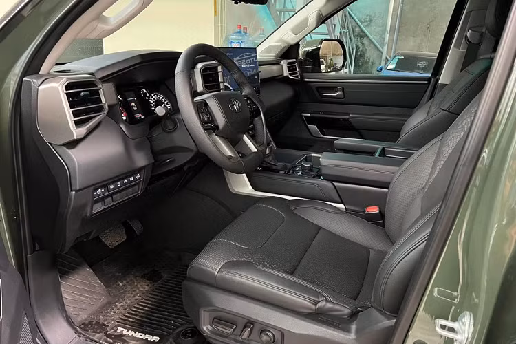 Toyota Tundra 2022 được trang bị gói trang bị an toàn chủ động Toyota Safety Sense 2.5, bao gồm những tính năng như cảnh báo chệch làn đường đi kèm hỗ trợ đánh lái, hệ thống hỗ trợ bám làn đường, hệ thống cảnh báo va chạm sớm, tích hợp tính năng phát hiện người đi bộ, đèn pha tự động,...