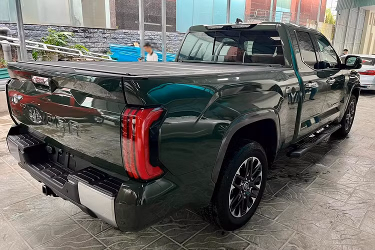 Bán tải Toyota Tundra 2022 thế hệ mới thuộc phiên bản Limited có nhiều sự khác biệt ở trang bị, đầu tiên chính là la-zăng xe có thiết kế 5 chấu kép được sơn 2 tông màu tương phản là đen và bạc.