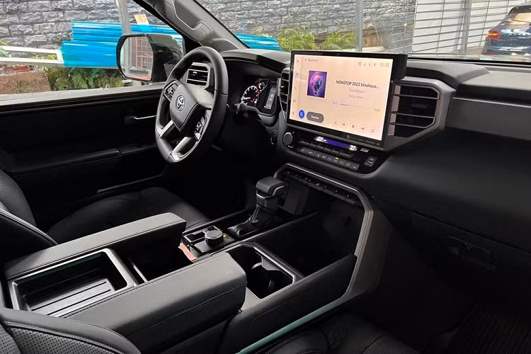Ở ngoại hình có thể thấy xe Toyota Tundra thế hệ mới được chăm chút nhan sắc rất ấn tượng với đèn pha LED cùng dải đèn LED ban ngày mang đến tổng thể thiết kế chữ T cá tính cho xe, toàn bộ các thanh ngang và lưới tản nhiệt được sơn đen với thanh ốp chạy hết đầu xe màu bạc, đúng chất bản Limited.