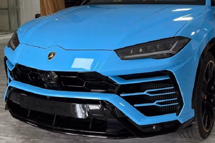 Mở cửa bước vào trong khoang lái, nội thất chiếc siêu SUV Lamborghini Urus mang màu xanh Blu Cepheus ở ngoại thất có ghế ngồi bọc da cao cấp 2 tông màu là cam và đen, đây cũng là bộ áo chủ đạo cho bảng táp-lô của xe cùng chỉ khâu màu cam nổi bật.