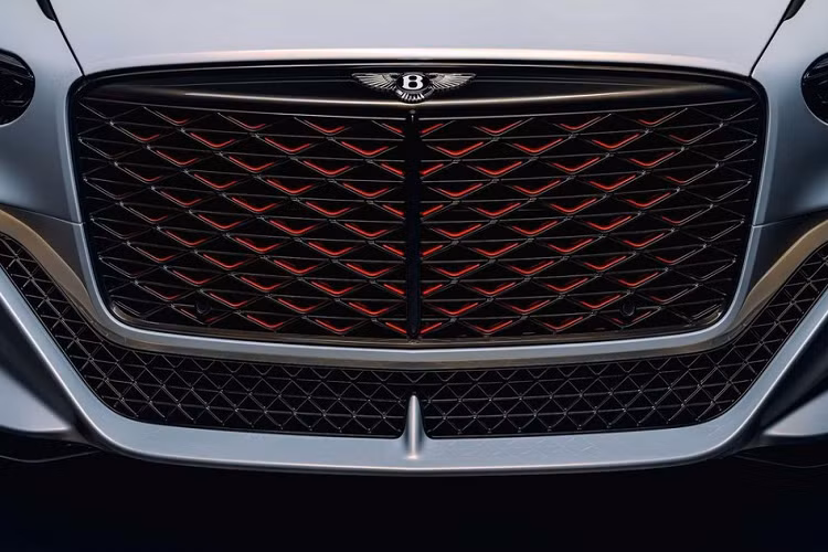 Ngoài ra, mẫu xe này còn cho thấy trước thiết kế của ôtô điện Bentley sẽ ra mắt vào năm 2025. Nói cách khác, Mulliner Batur trình diễn tất cả những gì hãng Bentley đã và sẽ làm ở hiện tại cũng như tương lai. Tương tự đàn anh Bacalar ra mắt vào năm 2020, Bentley Mulliner Batur siêu sang cũng là xe concept nhưng được sản xuất với số lượng giới hạn.