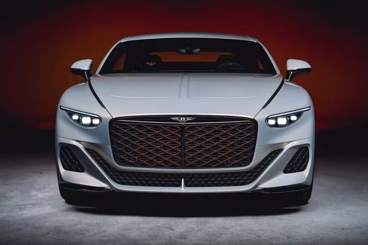 Đồng thời, mẫu xe này cũng được đặt tên theo một hồ nước, giống như Bentley Bacalar. Tuy nhiên, nếu như hồ Bacalar nằm ở Mexico thì hồ Batur lại thuộc đất nước vạn đảo Indonesia. Được phát triển dựa trên Bentley Continental GT, Mulliner Batur sở hữu thiết kế như "mãnh thú đang rình mồi".