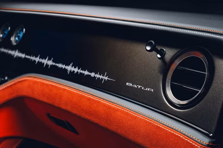 Tương tự đèn pha, đèn hậu của Bentley Mulliner Batur cũng có thiết kế thanh mảnh. Bên dưới đèn hậu là cản sau màu đen, đi kèm 2 đầu ống xả hình chữ nhật và bộ khuếch tán gió. Bên trong Mulliner Batur, cấu trúc mặt táp-lô cơ bản của Bentley Continental GT đã được giữ lại. Nguyên nhân hãng Bentley không thể thay đổi mạnh khu vực này vì liên quan đến những hệ thống an toàn quan trọng như túi khí.