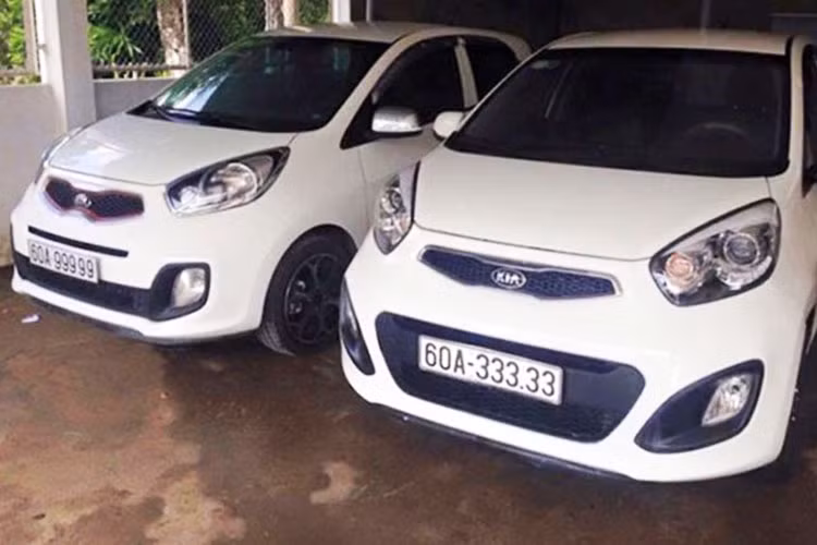 Ngoài chiếc xe Kia Morning mang biển số 30H-999.99 gây sóng gió trên mạng xã hội vào chiều qua, trước đó, còn có không ít xe Kia Morning giá rẻ đeo biển ngũ quý cũng gây xôn xao không kém, thậm chí có xe từng được hỏi mua với giá gấp 2 đến 5 lần giá xe mới và tất nhiên chủ xe gốc đã bán lại kiếm lời.