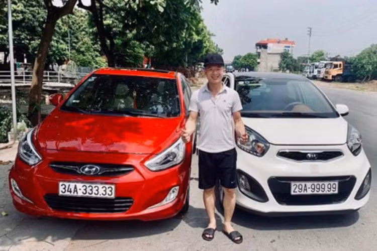 Giá trị của chiếc xe Kia Morning này từng được 1 tay chuyên mua bán đồ xa xỉ tiết lộ phải chi hơn 2,1 tỷ đồng để mua bằng được, lý do là chiếc xe Kia Morning này sở hữu không chỉ biển ngũ quý 9 và còn là lục 9, điều mà chiếc Kia Morning biển 30H-999.99 mới đây không có được.