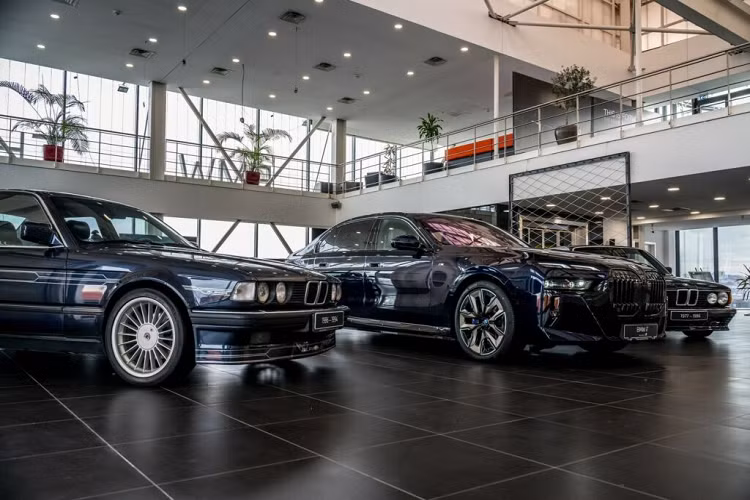 Mẫu xe ấn tượng tiếp theo chính là E65 với những trang bị hiện đại như iDrive, màn hình hiển thị trên kính chắn gió, hệ thống quan sát ban đêm và cửa hít. F01 ra mắt sau với dẫn động 4 bánh xDrive và tích hợp trình duyệt web. Sau đó là G11 với đèn pha Laser và nền tảng tiên tiến sử dụng nhựa gia cố sợi carbon.
