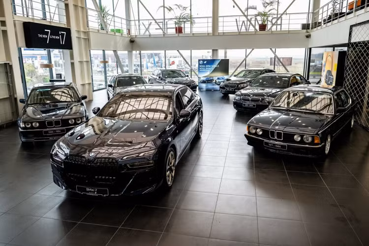 Câu chuyện về mẫu xe sedan BMW 7-Series bắt đầu vào năm 1977, lúc đó mẫu BMW E23 trở nên đáng chú ý trên thị trường vì có động cơ tăng áp, máy tính chẩn đoán và hệ thống chống bó cứng phanh. Tiếp theo là E32, chiếc xe đầu tiên của Đức sử dụng động cơ V12 trong gần 40 năm.