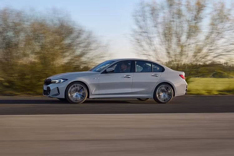 Ở bên sườn, BMW 3-Series 2023 không thay đổi nhiều, trừ những bộ vành la-zăng hợp kim mới. Đằng sau, mẫu xe này tiếp tục được trang bị cụm đèn hậu với tạo hình chữ "L" giống dải đèn LED định vị ban ngày phía trước. Ngoài ra, xe còn có cản sau mới.