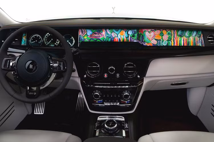 Rolls-Royce bắt đầu dự án vào cuối năm 2020 và tổng cộng mất hai năm để hoàn thành. Jafri đã hoàn thành sáu chiếc xe này tại trụ sở của công ty ở Goodwood, làm việc với nhà thiết kế riêng biệt thường trú của công ty ở Dubai.