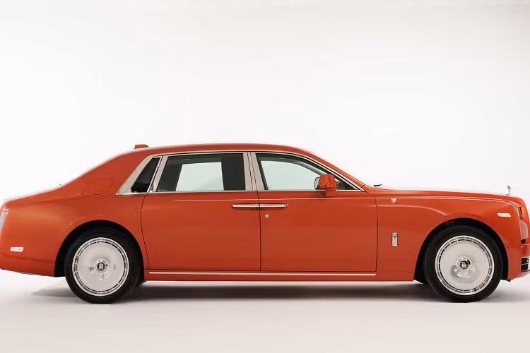 Rolls-Royce đã cập nhật Phantom phiên bản Facelift vào đầu năm nay. Series II được trang bị hệ thống lưới tản nhiệt chiếu sáng giống như chiếc Ghost nhỏ hơn, bánh xe có thiết kế cổ điển và những điều chỉnh nhỏ khác đối với chiếc xe sang cỡ lớn, có sẵn trong cấu hình chiều dài cơ sở kéo dài.