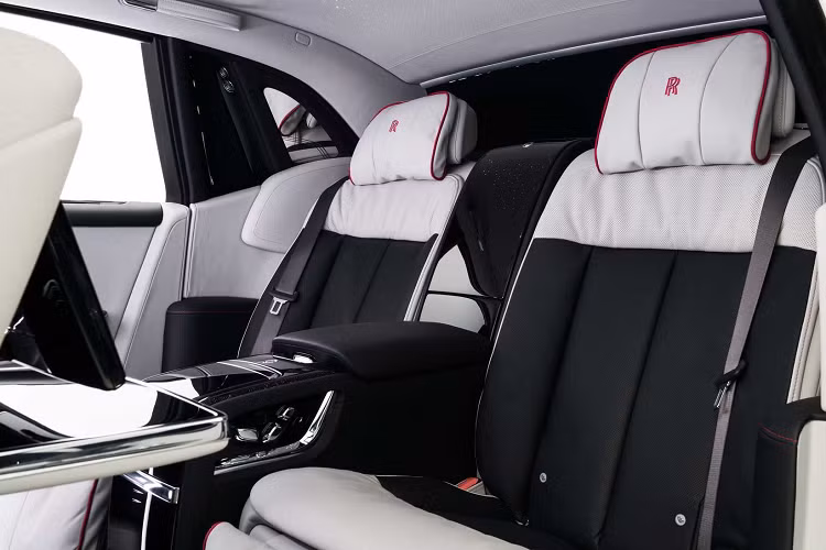 Michelle Lusby, Trưởng nhóm Thiết kế Bespoke tại văn phòng Rolls-Royce Private ở Dubai cho biết: “Chúng tôi coi dự án này là một cơ hội duy nhất để trao đổi ý tưởng giữa thế giới nghệ thuật và chuyên môn của chúng tôi về thiết kế, vật liệu và nghề thủ công. Cảm giác khám phá và cảm hứng được chia sẻ thực sự tỏa sáng từ những chiếc xe tuyệt vời này”.