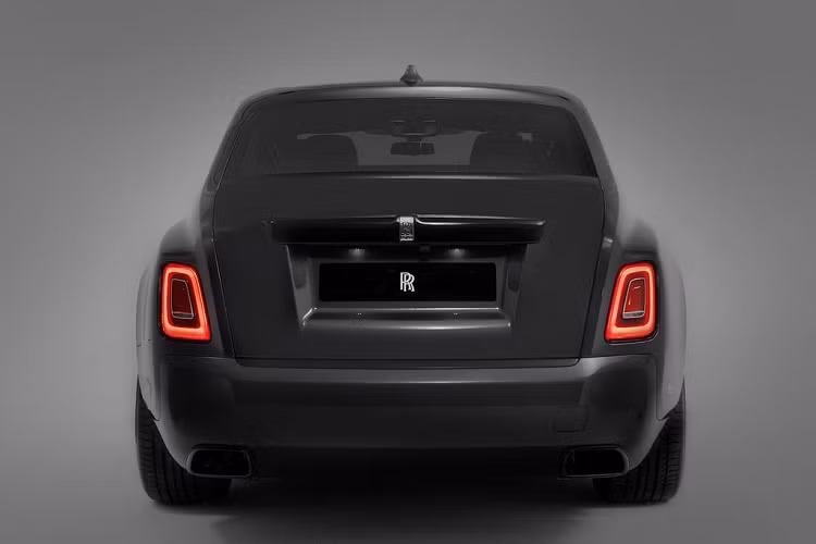 Một điểm nhấn thú vị là biểu tượng Spirit of Ecstasy cũng được làm hoàn toàn từ sợi carbon. Các chi tiết mạ crôm ở ngoại thất xe cũng đã được loại bỏ, thay vào đó là màu đen huyền bí.