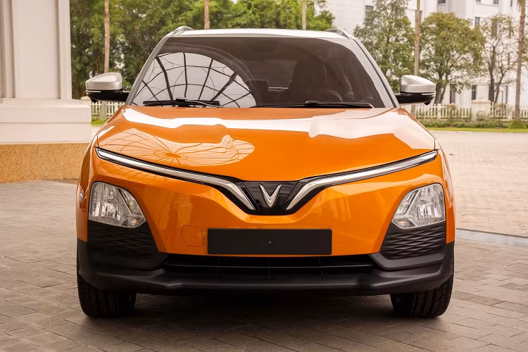 Có thể thấy, trang bị ngoại thất và nội thất của VinFast VF5 Plus khá cơ bản. Bù lại, xe có những công nghệ như thiết lập, theo dõi, ghi nhớ hồ sơ người lái; định vị vị trí xe từ xa; chẩn đoán lỗi trên xe tự động; giám sát và cảnh báo xâm nhập trái phép; đề xuất lịch bảo trì/bảo dưỡng tự động…
